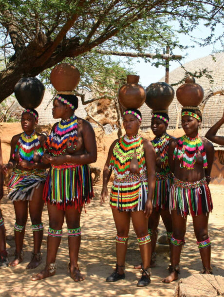 Swazi vrouwen met traditionele kleding