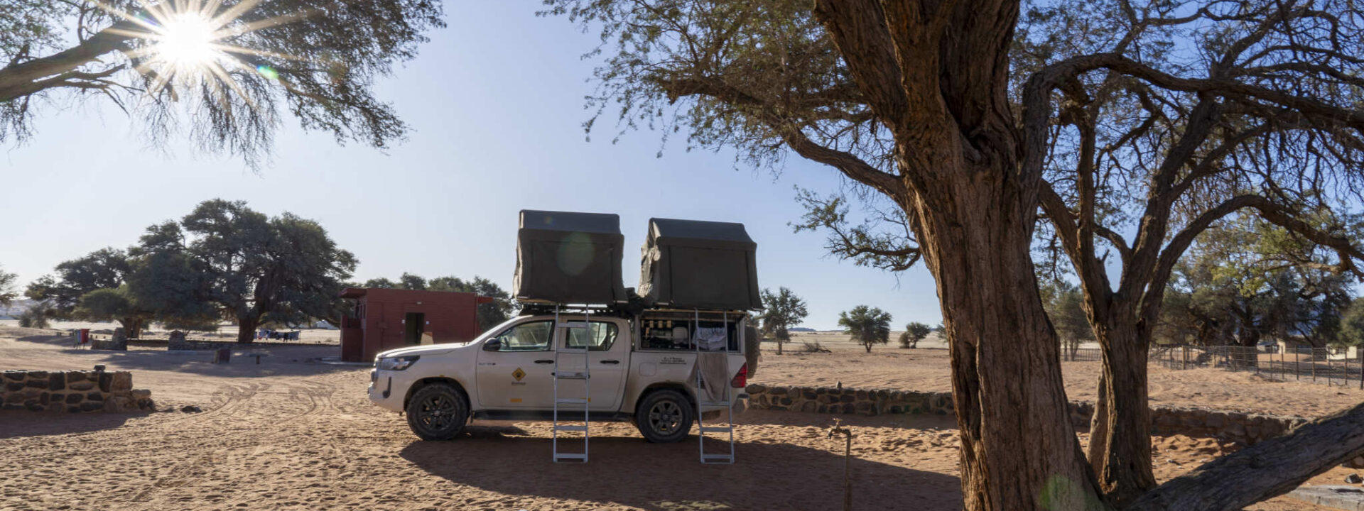 Voertuig met twee daktenten op camping