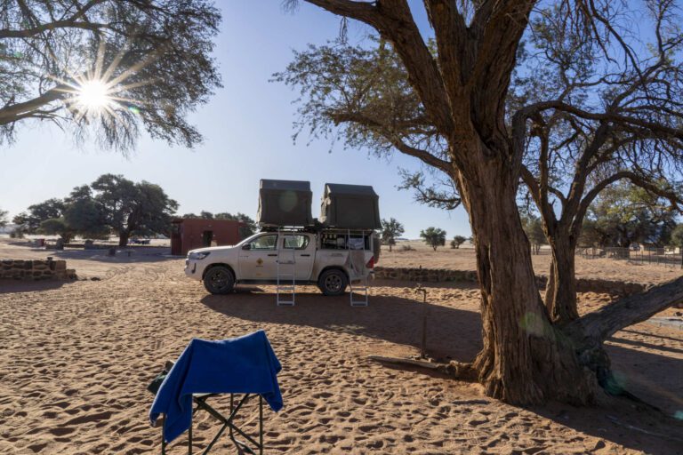 Voertuig met twee daktenten op camping