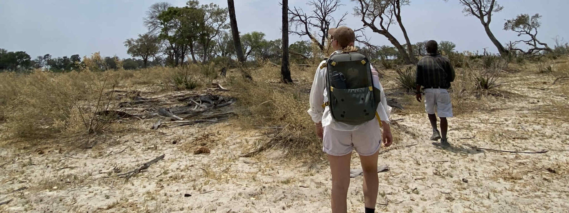 Gids en vrouw wandelen in de Okavango Delta