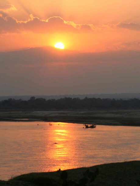 Zonsondergang over een rivier in Zambia