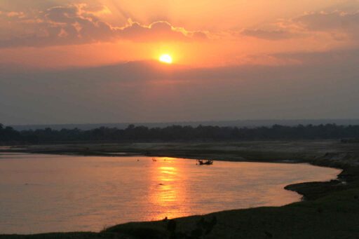 Zonsondergang over een rivier in Zambia