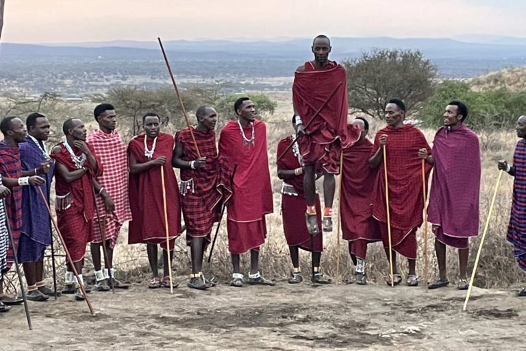 Masai springt