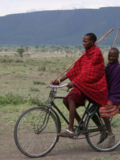 Masaai op de fiets in Tanzania