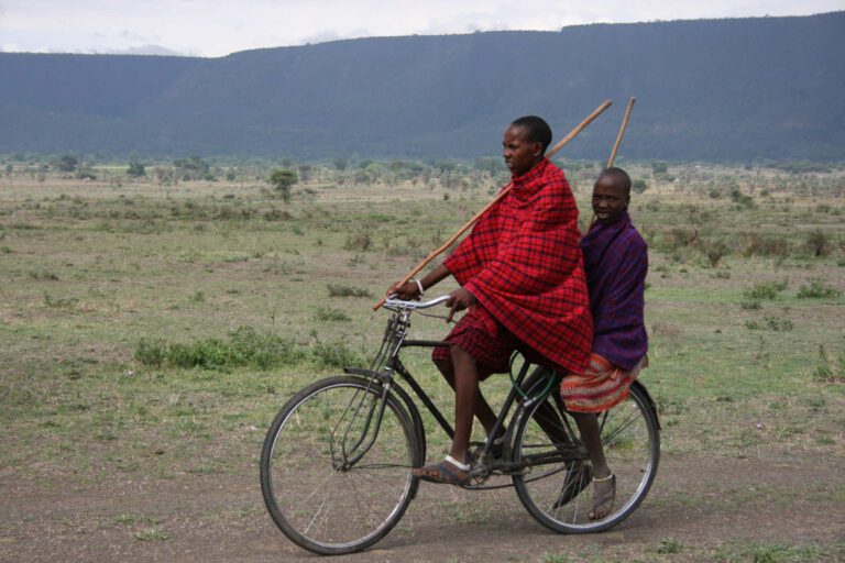 Masaai op de fiets in Tanzania